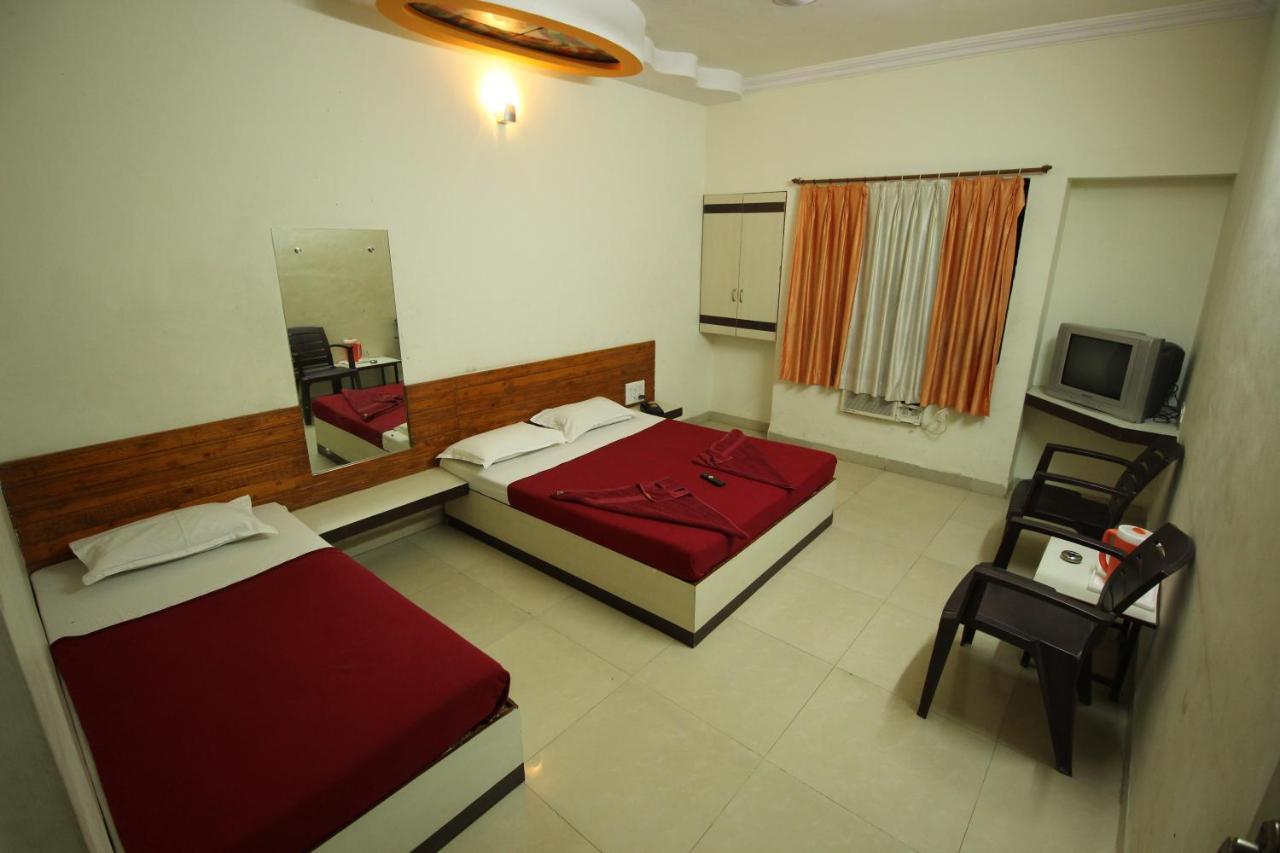 Hotel Laxmibai Palace Shirdi Exteriör bild
