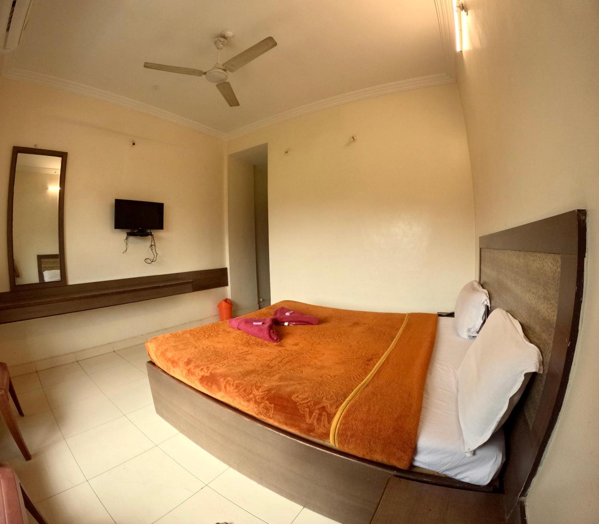 Hotel Laxmibai Palace Shirdi Exteriör bild