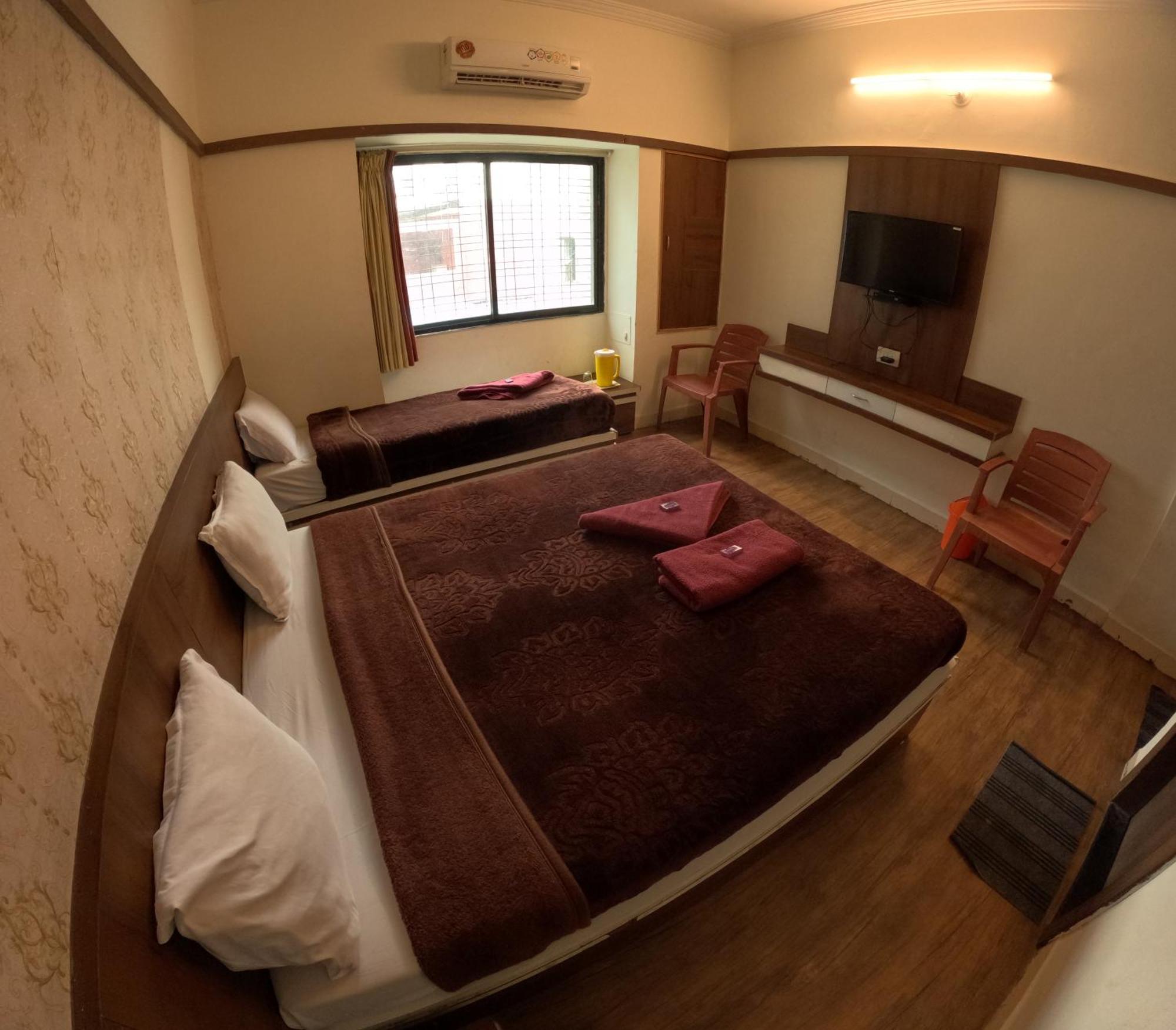 Hotel Laxmibai Palace Shirdi Exteriör bild