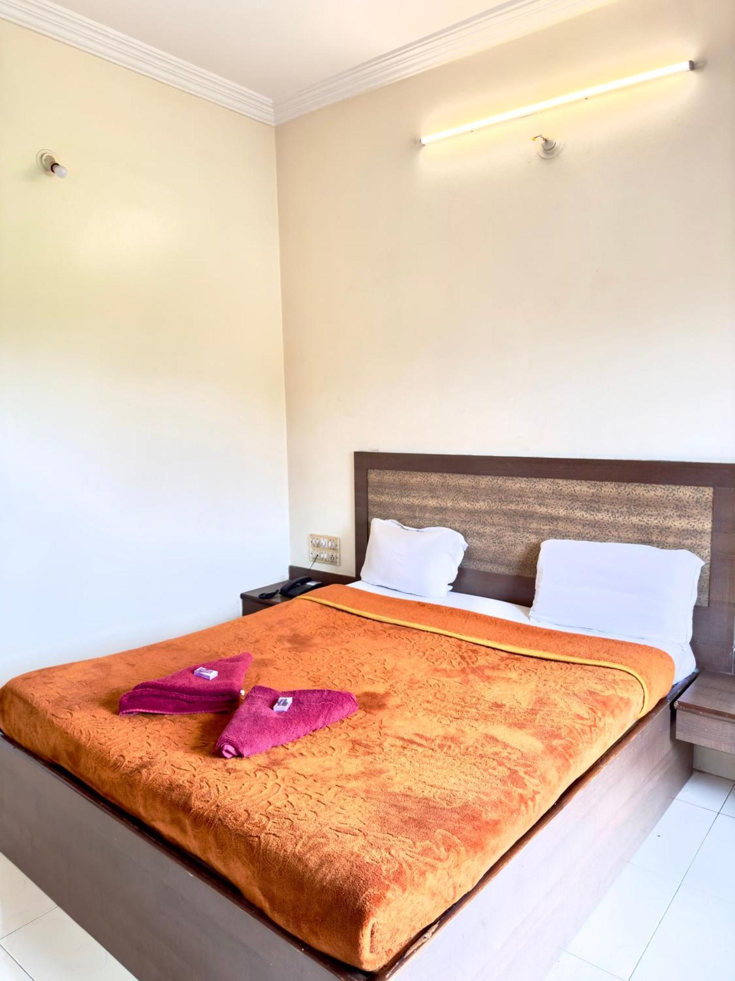 Hotel Laxmibai Palace Shirdi Exteriör bild