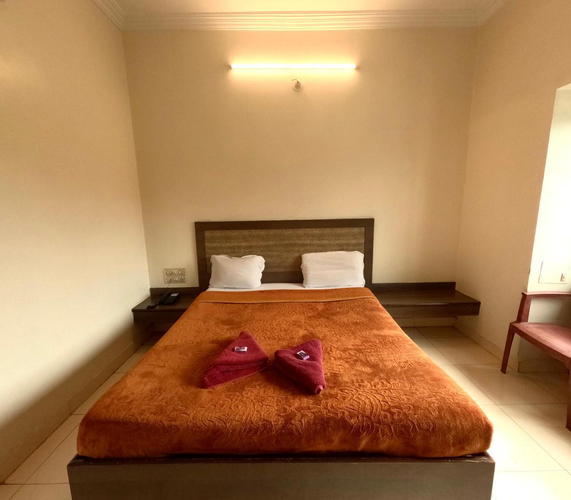 Hotel Laxmibai Palace Shirdi Exteriör bild