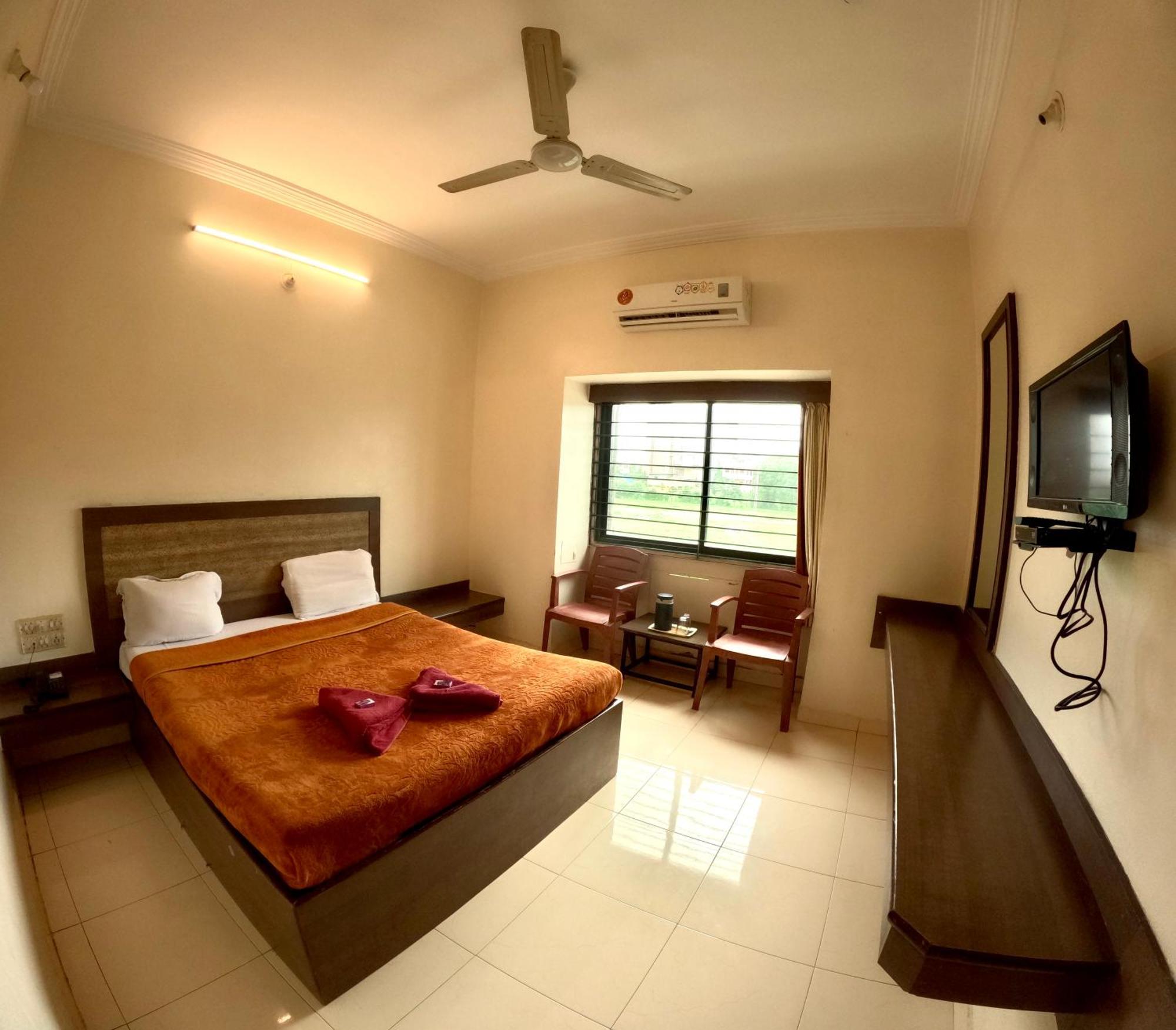 Hotel Laxmibai Palace Shirdi Exteriör bild