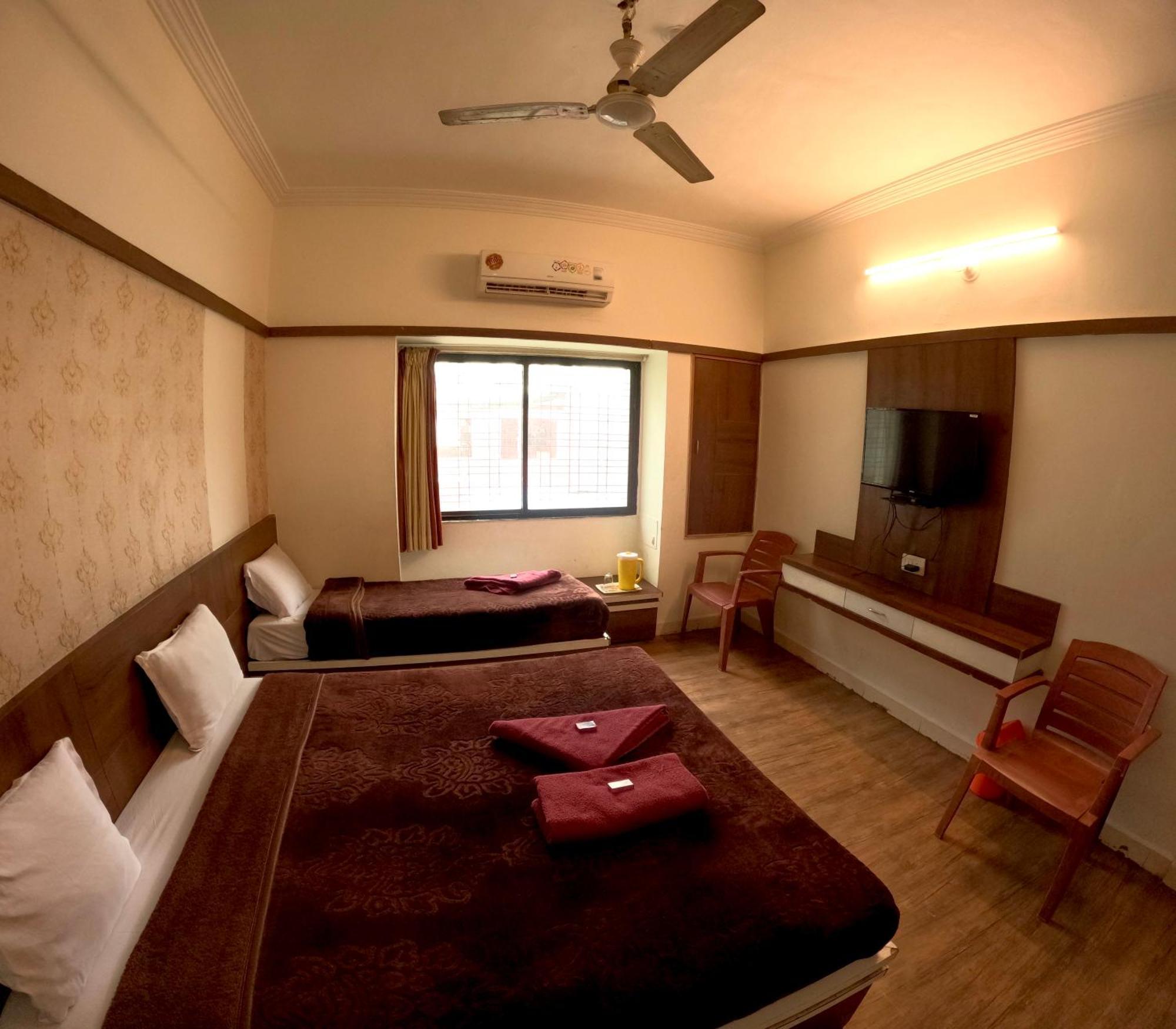 Hotel Laxmibai Palace Shirdi Exteriör bild