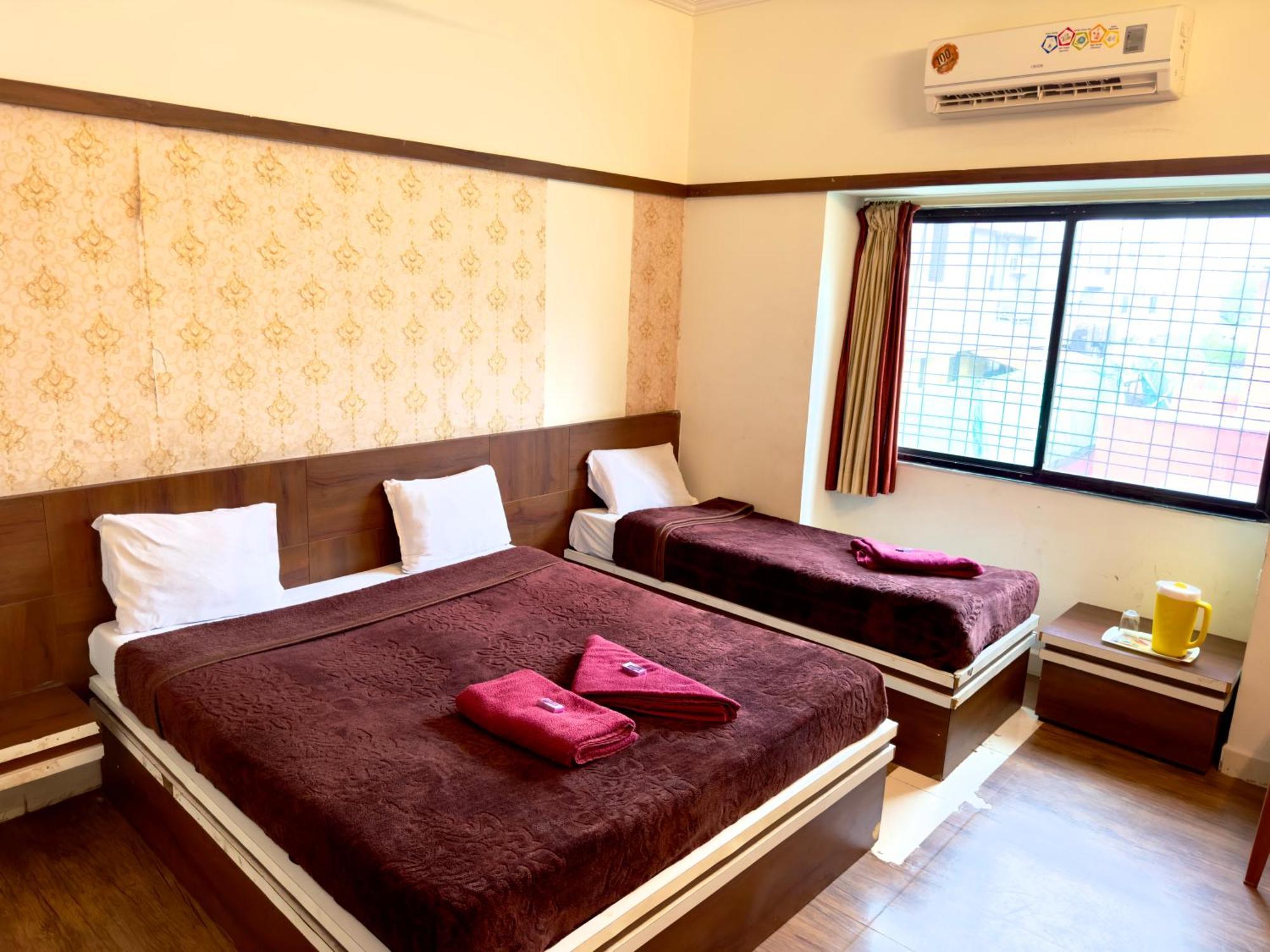 Hotel Laxmibai Palace Shirdi Exteriör bild