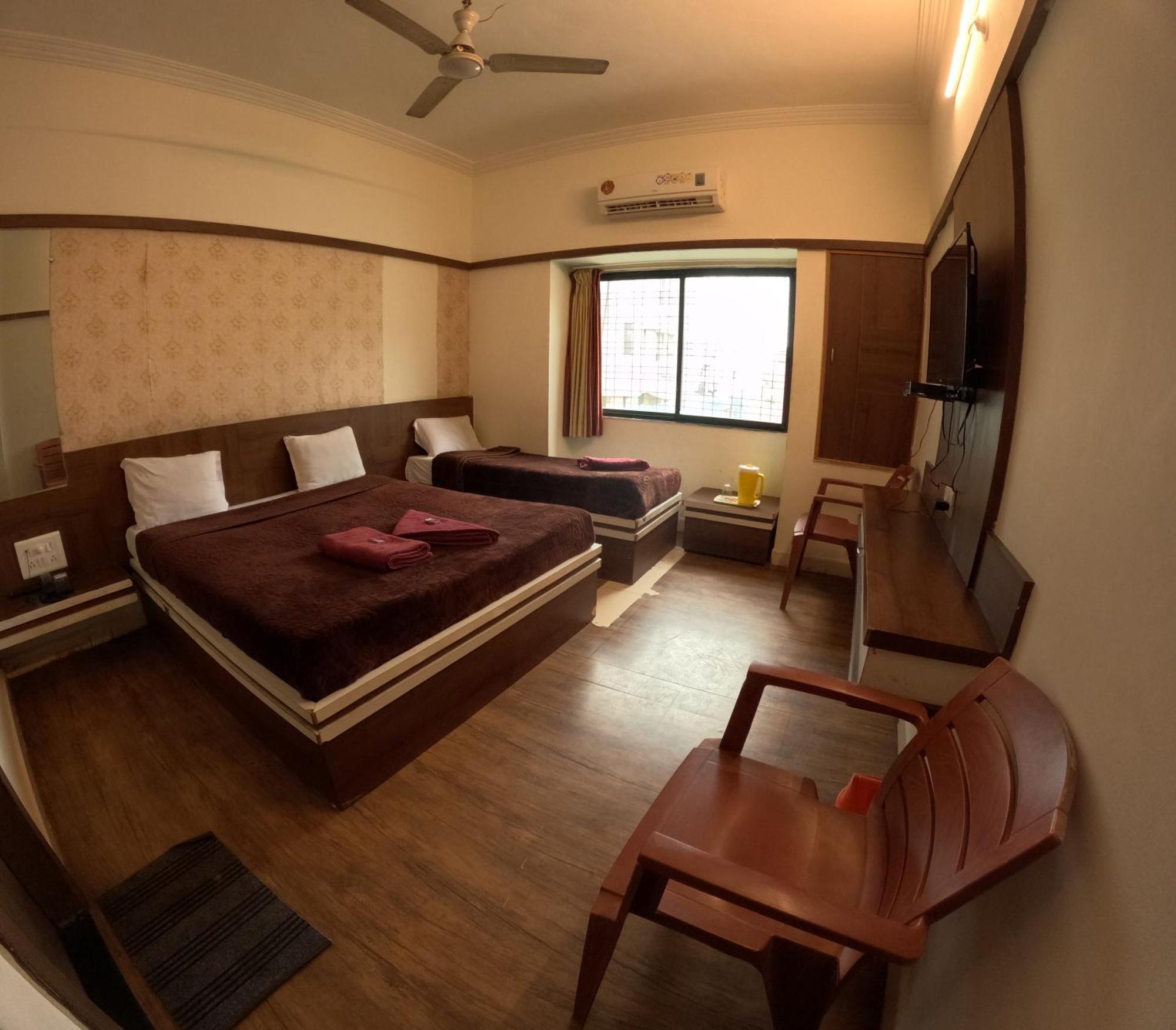 Hotel Laxmibai Palace Shirdi Exteriör bild