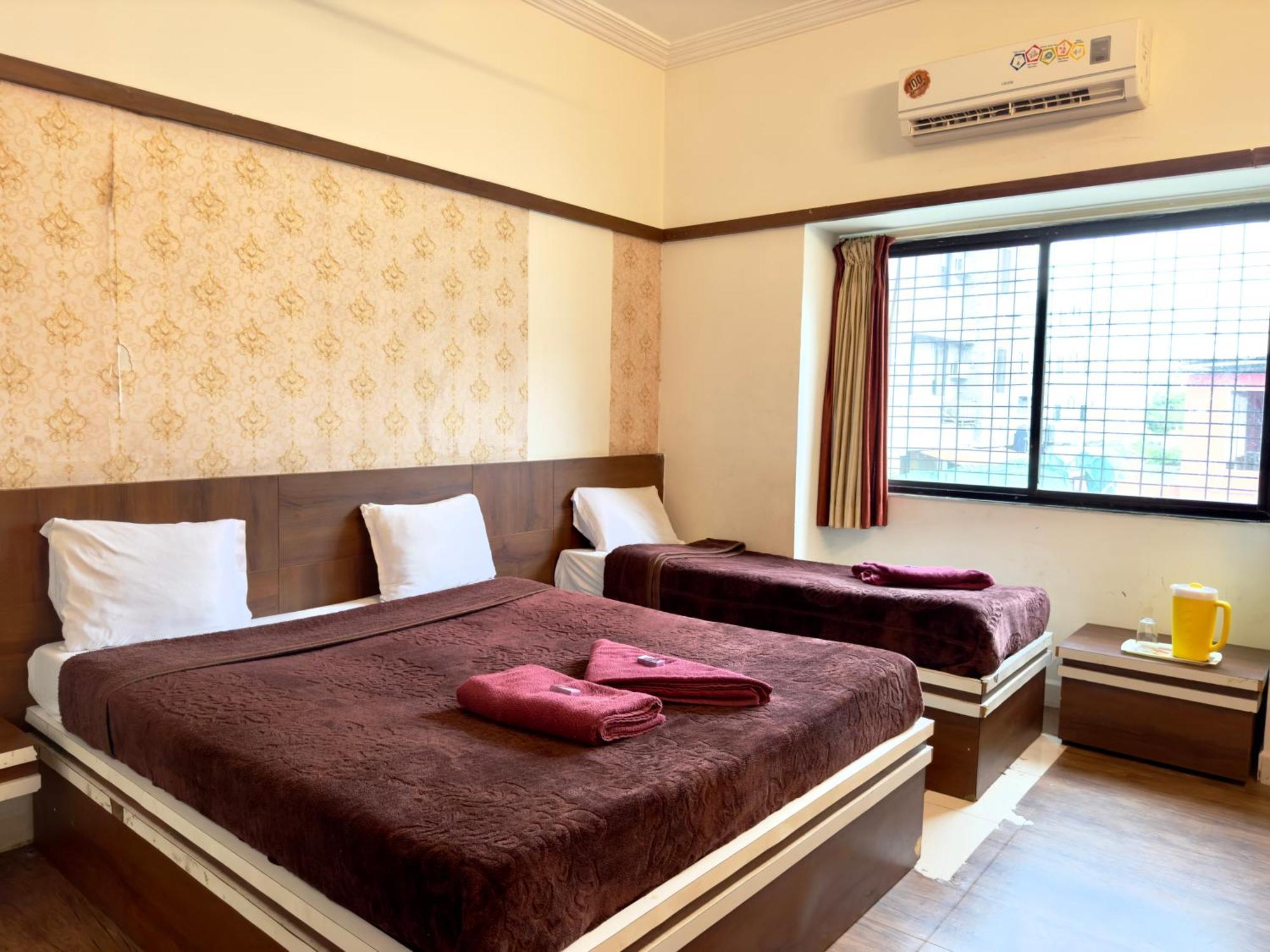 Hotel Laxmibai Palace Shirdi Exteriör bild